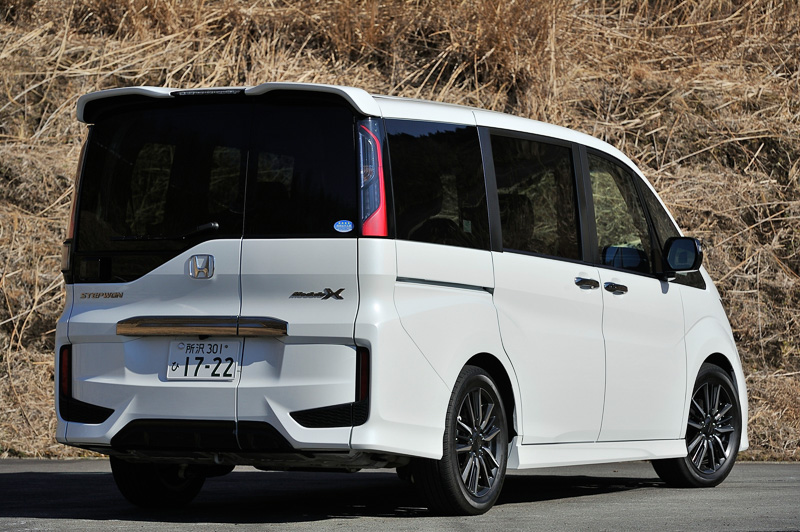 ボディサイズは4760×1695×1825mm（全長×全幅×全高、2WD）で、直列4気筒DOHC 1.5リッター直噴ターボエンジンは最高出力110kW（150PS）/5500rpm、最大トルク203Nm（20.7kgm）/1600-5000rpmを発生。価格は366万5000円