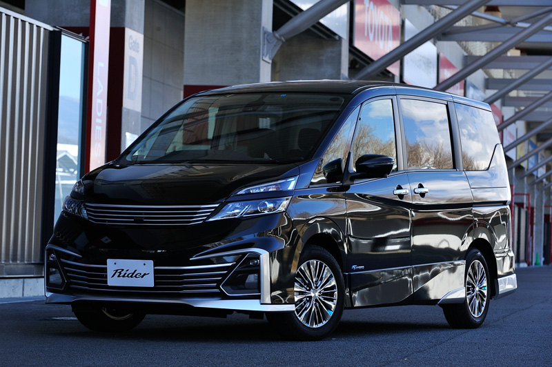 ボディサイズは4845×1740×1865mm（全長×全幅×全高、2WD）で、直列4気筒DOHC 2.0リッター直噴エンジンは最高出力110kW（150PS）/6000rpm、最大トルク200Nm（20.4kgm）/4400rpmを発生し、最高出力1.9kW（2.6PS）、最大トルク48Nm（4.9kgm）を発生する「SM24」モーターと組み合わされる。価格は294万9480円