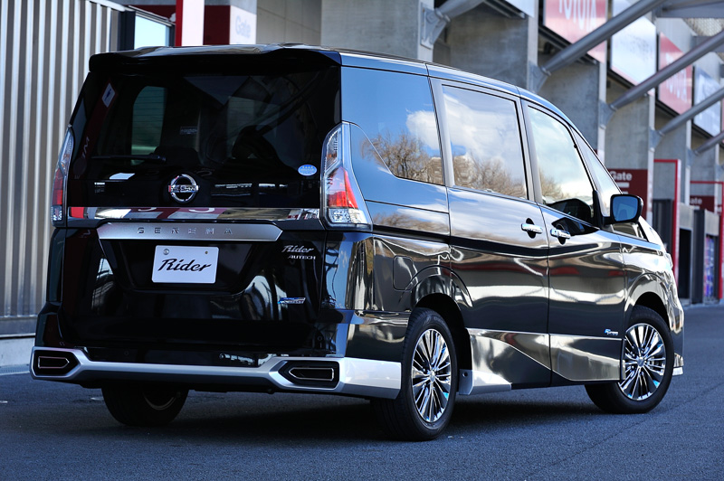 ボディサイズは4845×1740×1865mm（全長×全幅×全高、2WD）で、直列4気筒DOHC 2.0リッター直噴エンジンは最高出力110kW（150PS）/6000rpm、最大トルク200Nm（20.4kgm）/4400rpmを発生し、最高出力1.9kW（2.6PS）、最大トルク48Nm（4.9kgm）を発生する「SM24」モーターと組み合わされる。価格は294万9480円