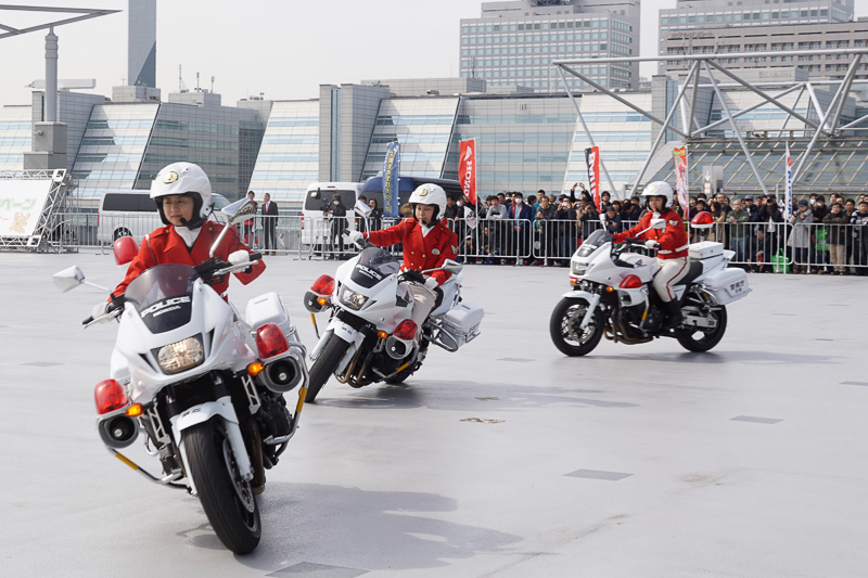 警視庁女性白バイ隊「クイーンスターズ」によるドリル演技