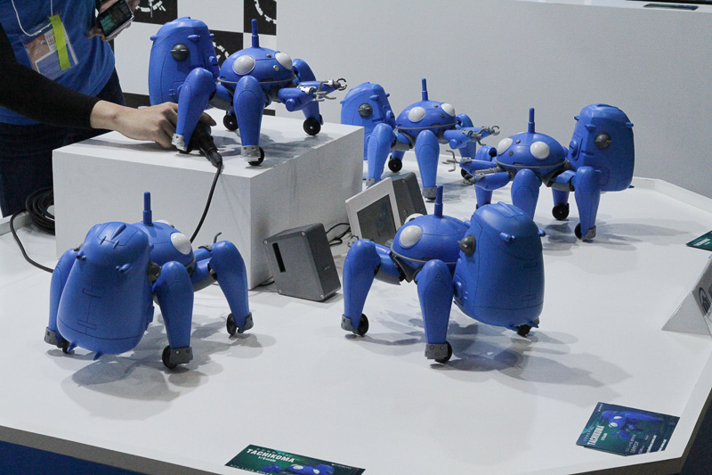 複数の1/8タチコマがクラウド接続を行ない、原作における「並列化」も再現している