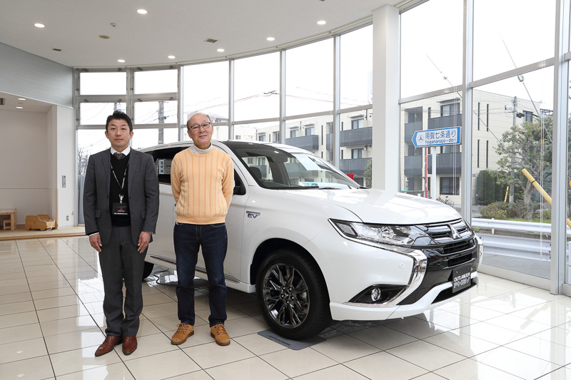 アウトランダーPHEV Sエディションのホワイトパールと一緒に記念写真