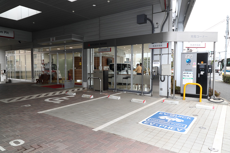 ディーラー入口に、急速充電器、普通充電器の両方を備える充電コーナーを装備する