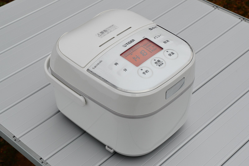 タイガーの炊飯器「IH炊飯ジャー JKU-A1」。おとなのtacook（タクック）機能を搭載しており、ご飯はもちろん、親子丼、うな豆腐などの調理ができる