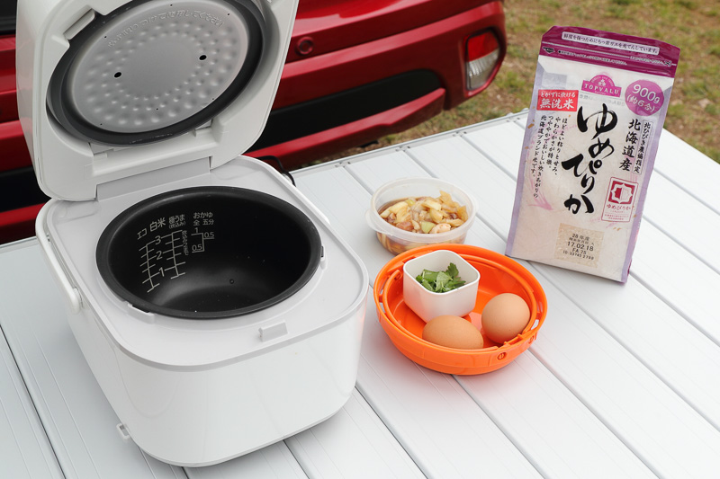 タイガーの炊飯器「IH炊飯ジャー JKU-A1」で、最初に親子丼を作る。材料はこのような感じ