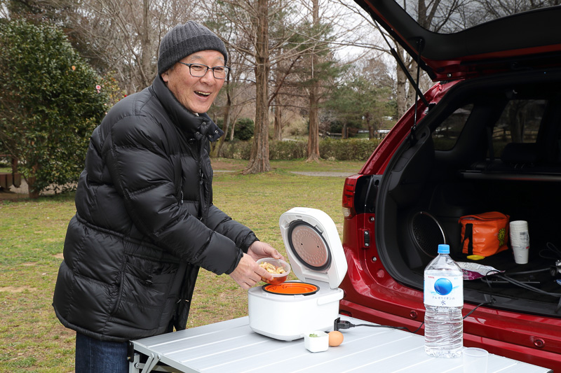 無洗米、玉子、鶏肉に加え、水を入れる。スイッチを入れて待つとできあがり