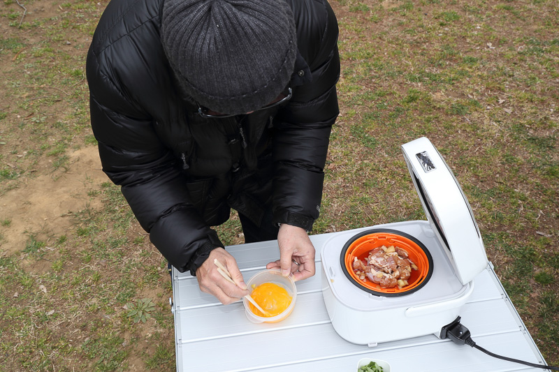 無洗米、玉子、鶏肉に加え、水を入れる。スイッチを入れて待つとできあがり