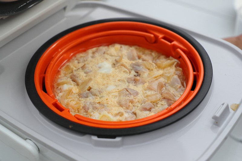 写真を見て分かるように、炊飯時の蒸気を利用して親子部分を調理している