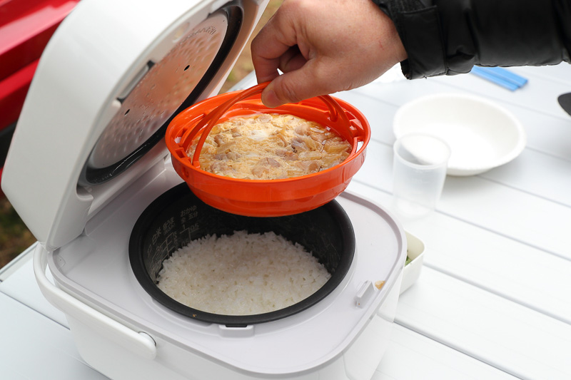 写真を見て分かるように、炊飯時の蒸気を利用して親子部分を調理している