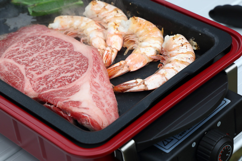 テーブルクッキングプレートでバーベキュー。1500Wまでの電気製品が使えるので、こうした調理も素早く仕上がる