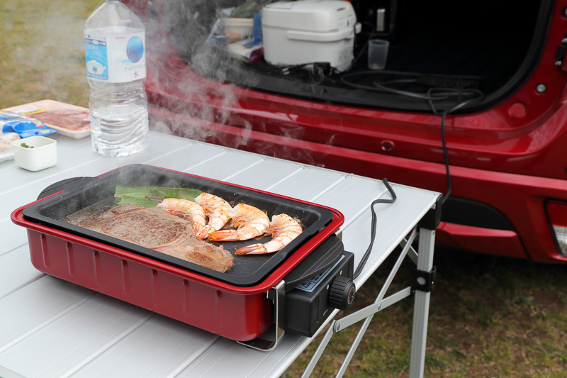 テーブルクッキングプレートでバーベキュー。1500Wまでの電気製品が使えるので、こうした調理も素早く仕上がる