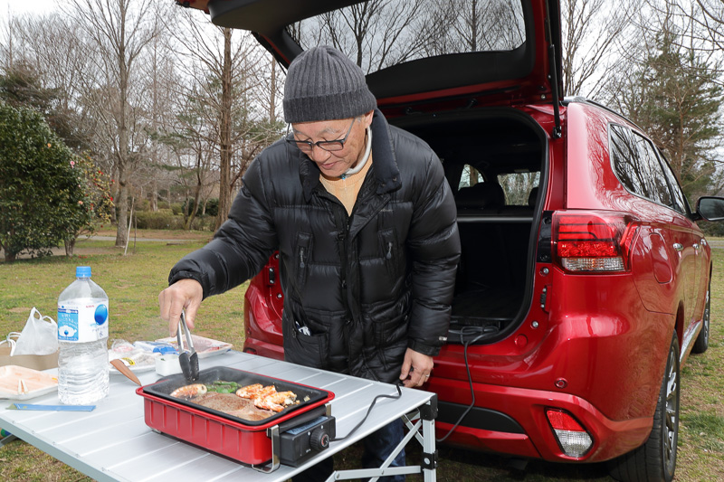 テーブルクッキングプレートでバーベキュー。1500Wまでの電気製品が使えるので、こうした調理も素早く仕上がる