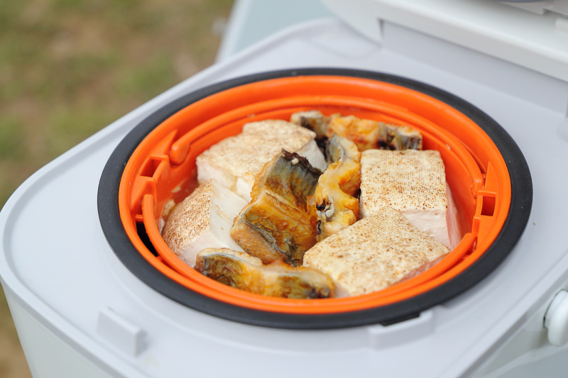 せっかくなので、最後にタイガーの炊飯器「IH炊飯ジャー JKU-A1」でうな豆腐も作ってみた。ほかほかのご飯と、うなぎの香ばしい香り。カメラマンさんらスタッフと美味しくいただいた