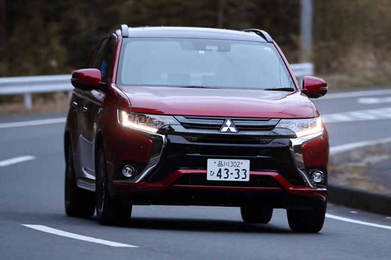 ワインディングをアウトランダーPHEV Sエディションで走行。ビルシュタイン製ダンパーのチューニングでロールはスムーズ