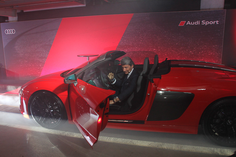 Audi Sport GmbH マネージングディレクターであるステファン・ヴィンケルマン氏が新型R8 スパイダーに乗って登場