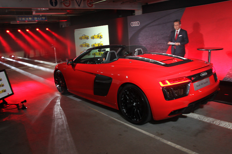 発表会会場ではアウディのSUPER GT参戦車両やスーパー耐久参戦車両、各新モデルが走行してエンジンサウンドを鳴り響かせた