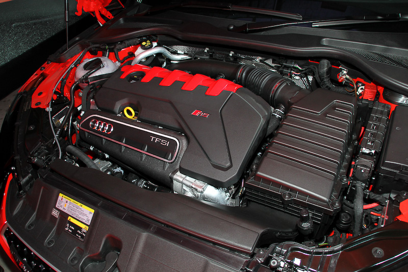 新型TT RS クーペ/ロードスターは最高出力400PS、最大トルク480Nmを発生する新開発のオールアルミ製直列5気筒DOHC 2.5リッター直噴ターボエンジンを搭載する