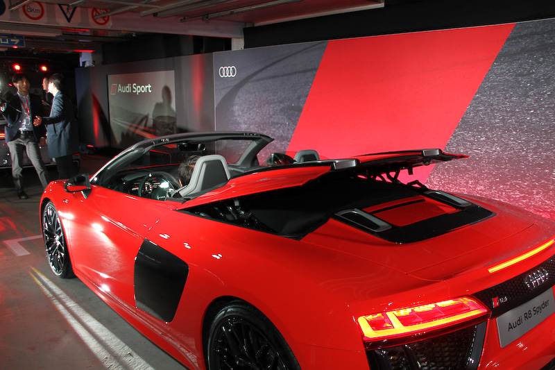 新型R8 スパイダーのルーフを閉じているところ