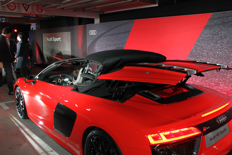 新型R8 スパイダーのルーフを閉じているところ