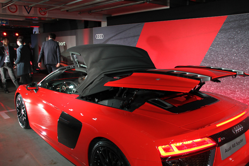 新型R8 スパイダーのルーフを閉じているところ