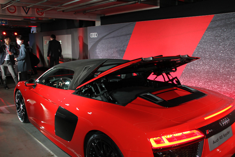 新型R8 スパイダーのルーフを閉じているところ