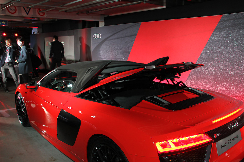 新型R8 スパイダーのルーフを閉じているところ