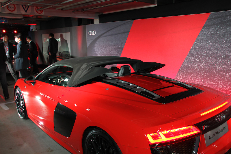 新型R8 スパイダーのルーフを閉じているところ