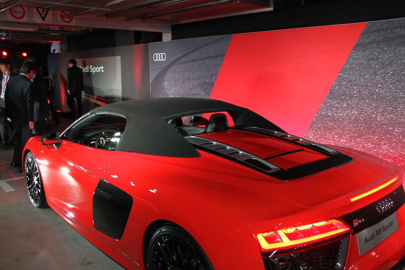 新型R8 スパイダーのルーフを閉じているところ