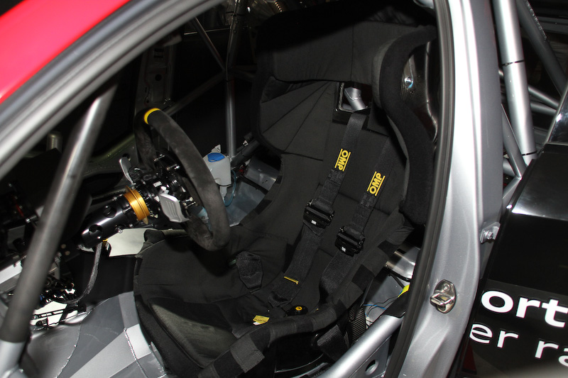 「バースレーシングプロジェクト（BRP）」チームのRS 3 LMS（19号車）のエンジン、室内