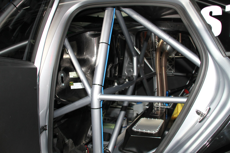 「バースレーシングプロジェクト（BRP）」チームのRS 3 LMS（19号車）のエンジン、室内