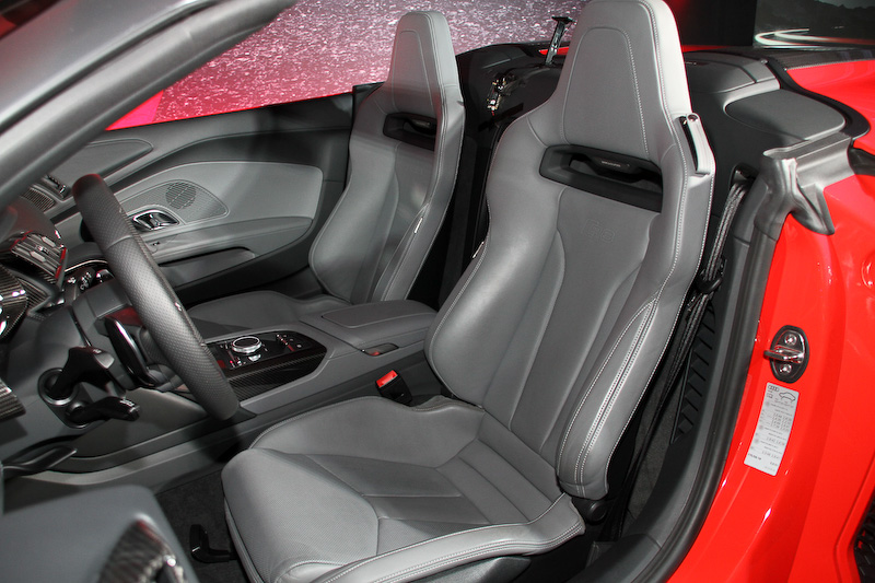 最高出力540PS、最大トルク540Nmを発生する自然吸気のV型10気筒5.2リッターエンジンを搭載する新型R8 スパイダー