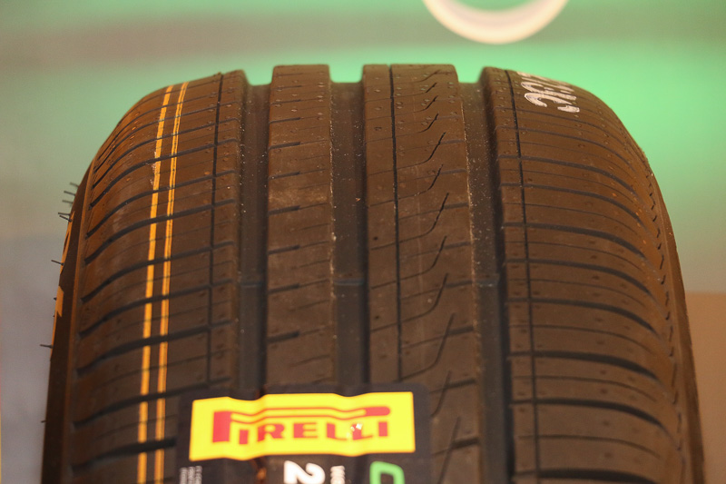 よりフラットな新しいタイヤ断面形状を採用。耐アクアプレーニング性能を保ちつつ溝をわずかに浅くし、トレッドゴムもわずかに薄くして軽量化。転がり抵抗を低減している