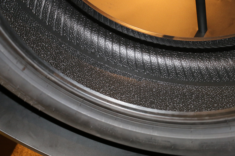 タイヤ内部も独特な見た目となっている