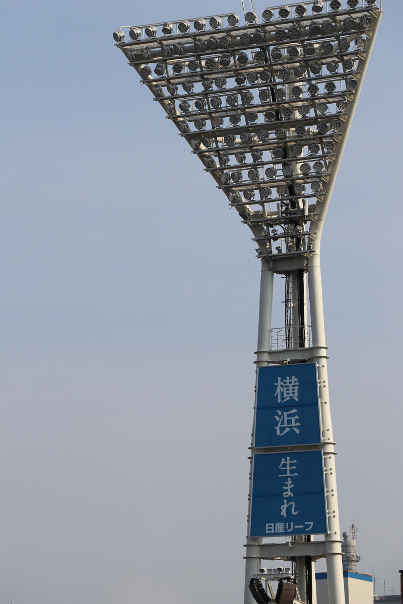 照明塔には「横浜生まれ」「一台入魂」の言葉を掲出
