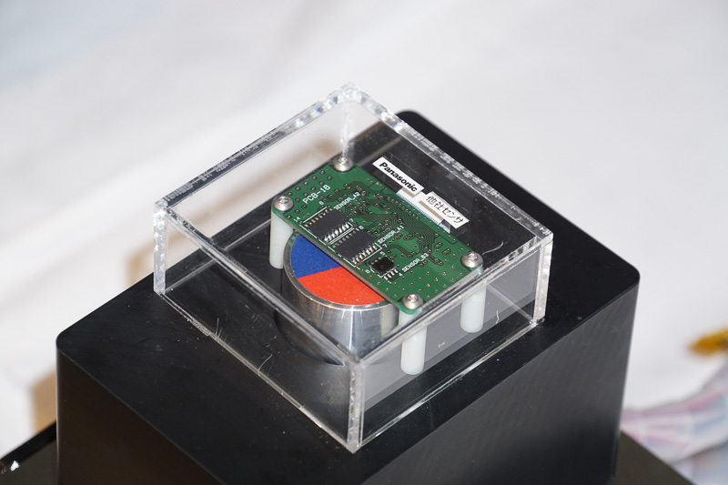 緑色の基盤にある3つの黒いチップが角度センサー。写真の奥から2つが「A<sup>3</sup>MR」