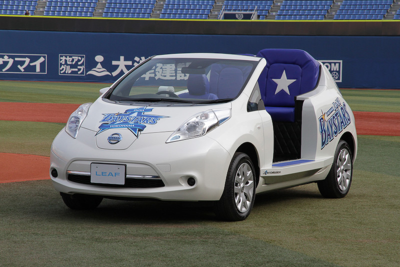 18年前にリリーフカーとして活躍したBe-1（赤）と、今シーズンからリリーフ陣を乗せてグラウンドに登場するリーフのリリーフカー（白）