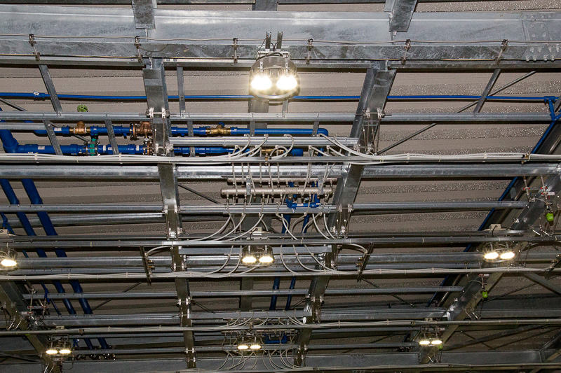 降雨テストでは雨やしぶきなどの影響のほかに、路面にある水たまりの反射を自動運転のシステムがどう認識するかなども評価できる。降雨量も「強い雨」から「非常に激しい雨」まで再現できる。降らせるエリアも場内を半分に分けて設定可能