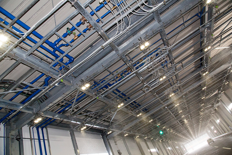 降雨テストでは雨やしぶきなどの影響のほかに、路面にある水たまりの反射を自動運転のシステムがどう認識するかなども評価できる。降雨量も「強い雨」から「非常に激しい雨」まで再現できる。降らせるエリアも場内を半分に分けて設定可能