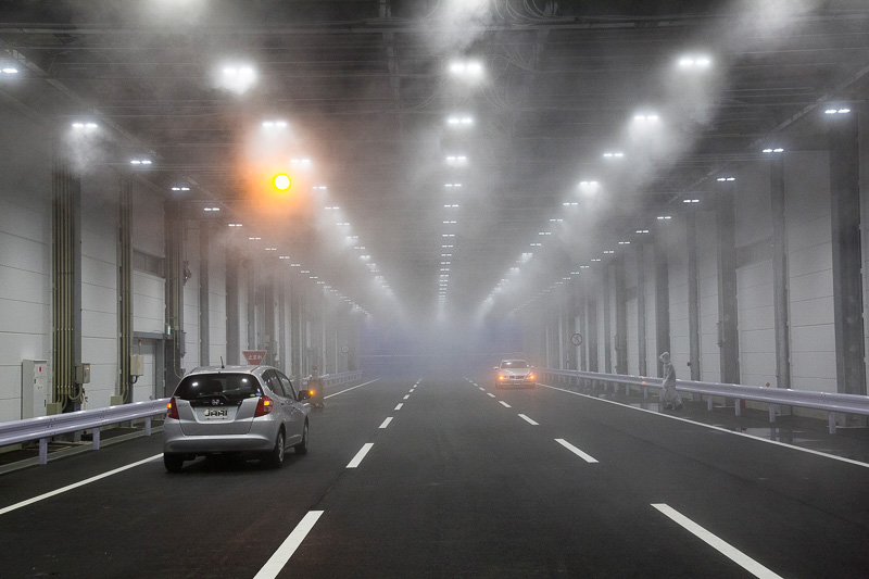 実際に霧を出してみるデモ。霧が濃くなるまでは5～10分ほどの時間が掛かる。霧の粒のサイズにもこだわっていて、設備が発生させる霧は自然界に近いとのこと
