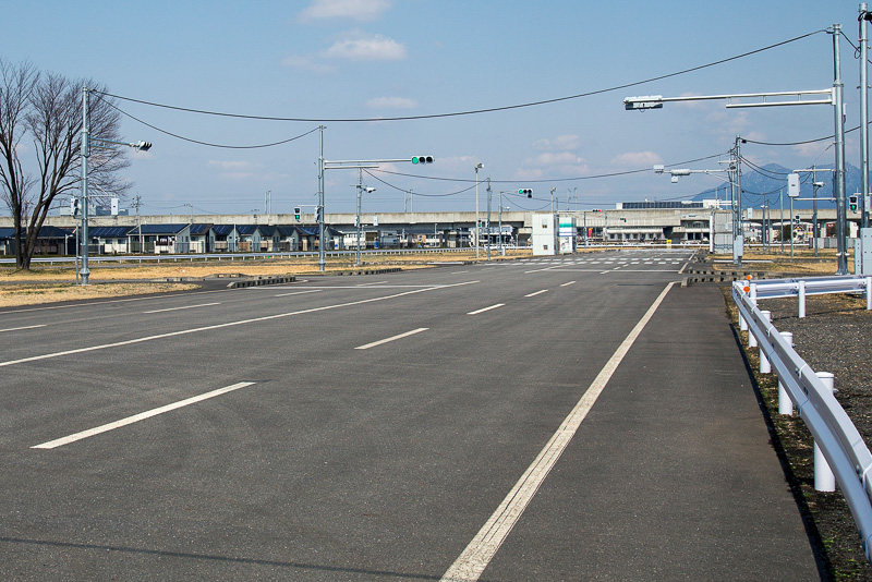 信号機は2種類使われていて、写真手前が信号機制御、1つ奥が路側無線機、歩行者・クルマセンサー、信号機制御付き。3つ目は信号機制御、4つ目が再び路側無線機、歩行者・クルマセンサー、信号機制御付きとなる