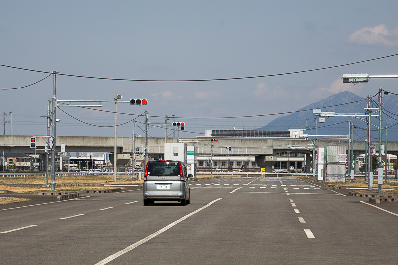 光ビーコンを使ったグリーンウェーブ走行支援システムのデモを実施。最初の信号で停止したあとは、クルマの進行に合わせて信号が青に変わっていった