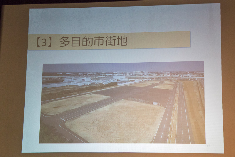 多目的市街地は歩行者の飛び出しに対する危機回避を評価する交差点だけでなく、多目的試験エリアとして100m×100mの舗装された広場を用意する