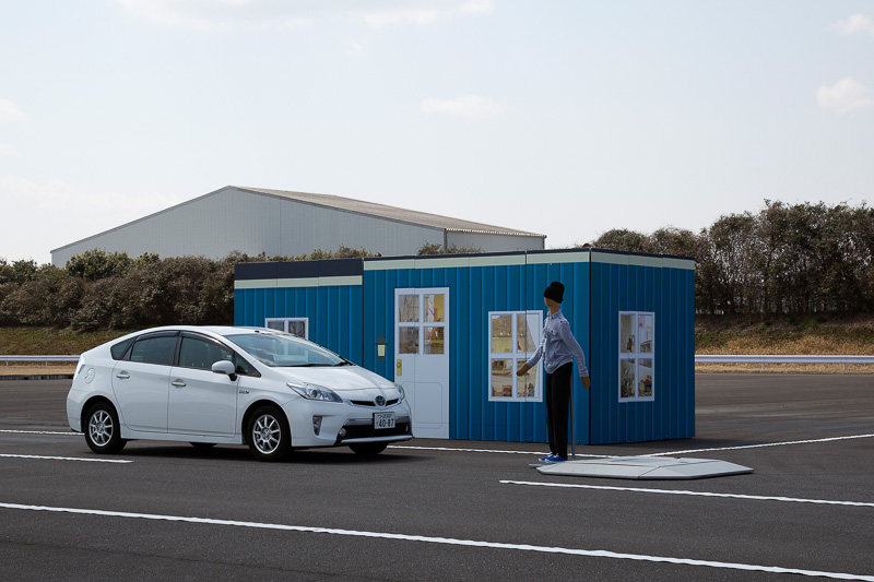 歩行者の飛び出しに対して自動運転の車両がどのように対応するかのデモも予定されていたが、装置の不調によりキャンセルとなった