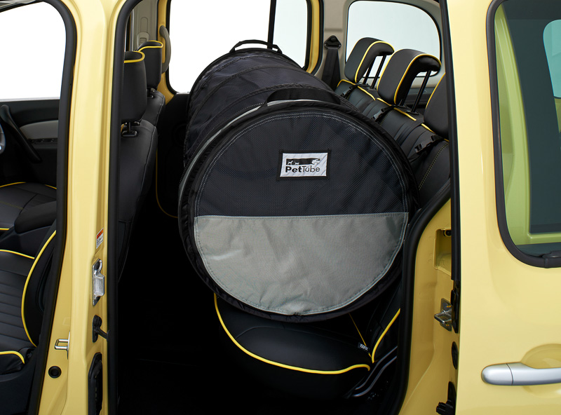 「ベルトチューブ」はペット用の簡易ドライブハウス。非常に強度の高い生地を使用しており、軽量で持ち運びも簡単。サイズ調整ができ、リアシートを有効に使用できる
