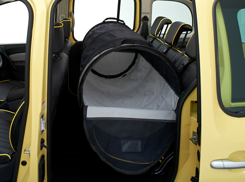 「ベルトチューブ」はペット用の簡易ドライブハウス。非常に強度の高い生地を使用しており、軽量で持ち運びも簡単。サイズ調整ができ、リアシートを有効に使用できる