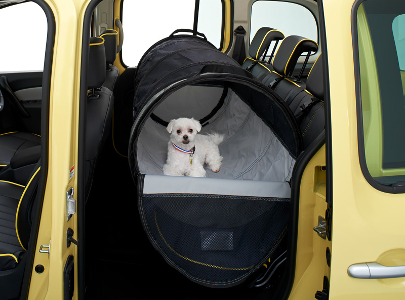「ベルトチューブ」はペット用の簡易ドライブハウス。非常に強度の高い生地を使用しており、軽量で持ち運びも簡単。サイズ調整ができ、リアシートを有効に使用できる