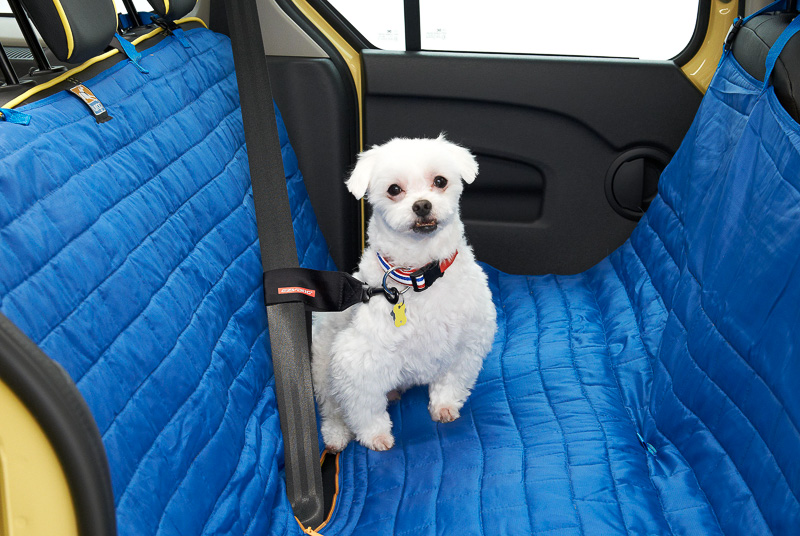 「クルゴ ロフトシリーズ ハンモック」は軽量で水や汚れからカーシートを守るハンモックタイプの後部座席用シートカバー。断熱性もあるため、秋冬のお出掛け時にも最適