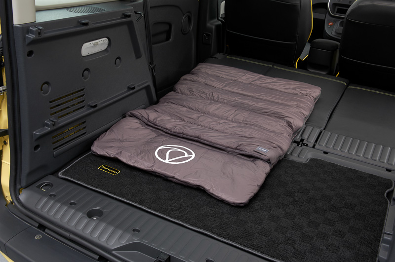 「パッカブルベッド」は防水性・通気性・保温性に優れた寝袋のような形のベッド。ファスナーを開けて広げると大きいマットにもなる。収納バッグ付属