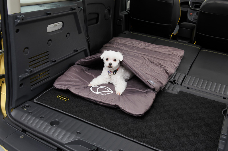 「パッカブルベッド」は防水性・通気性・保温性に優れた寝袋のような形のベッド。ファスナーを開けて広げると大きいマットにもなる。収納バッグ付属