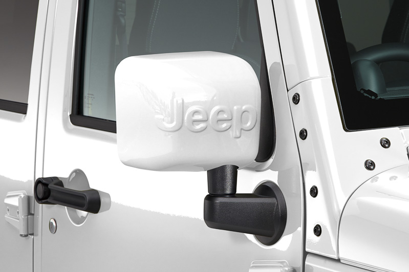 立体的な「Jeep」ロゴを備えた「ボディ同色ドアミラーカバー」（写真）や「スペアタイヤハードカバー」を装着